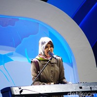 Riski Makarima asal Ngawi yang terpilih sebagai juara Sunsilk Hijab Hunt 2018 terfavorit, bernyanyi sambil bermain piano di malam grand final. Foto: Niko W/detikcom