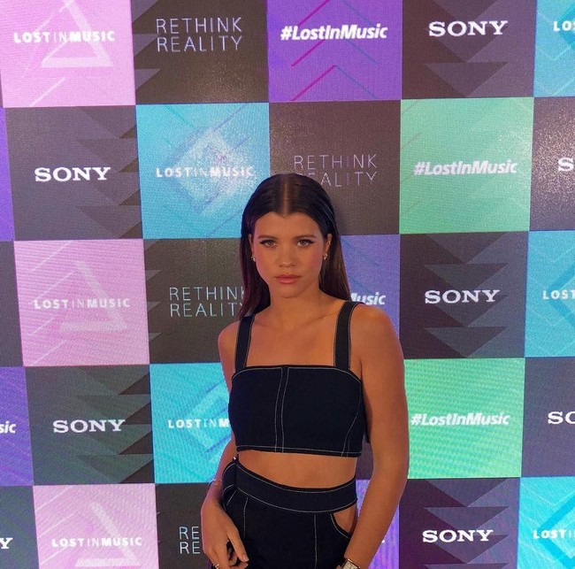 Sofia Richie sendiri telah dikenal sebagai model. Dia masuk ke manajemen model Select Model Management pada 2015. Sofia telah melakukan fashion show untuk sejumlah brand fashion ternama, di antaranya Jeremy Scott, Dolce & Gabbana dan Philipp Plein. Foto: Instagram/sofia richie