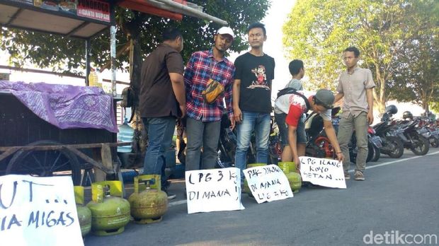 Elpiji Melon Langka, Warga Ponorogo Gelindingkan Tabung di Jalan