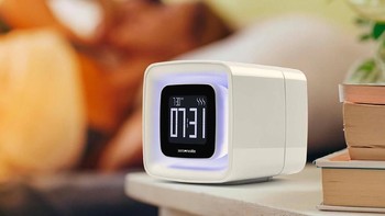 Sensorwake. Alarm bergaya retro ini membangunkan secara lembut dengan aroma yang menyenangkan seperti harum kopi, roti panggang, cokelat, pepermint, atau bau rumput yang tersiram hujan. Dalam dua menit, indera penciuman akan terangsang dan membangunkan kalian. Foto: Istimewa