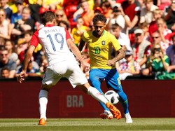 Neymar membantu Brasil saat mengalahkan Kroasia. Dalam pertandingan di Anfield, Minggu (3/6/2018), Selecao menang 2-0. (Foto: Andrew Yates/Reuters)