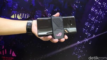 Dengan berat 200 gram dan dimensi 158,8 x 76,2 x 8,6 milimeter, penggunaan Asus ROG phone terasa nyaman di tangan. Foto: Muhamad Reza Sulaiman/detikINET