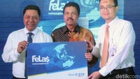 Direktur PT Bank Tabungan Negara (Persero) Tbk. Budi Satria (tengah) bersama Kepala Divisi Bank BTN Nasril (kiri) dan Adi Santoso (kanan) memegang mock-up buku Tabungan Felas usai peluncuran Tabungan Felas di Jakarta, Senin (4/6/2018).