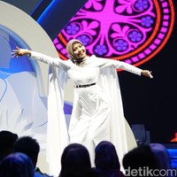 Finalis asal Daerah Istimewa Yogyakarta, Dewi Maryam, tampak gemulai saat memperlihatkan bakatnya menari daerah. Foto: Niko W/detikcom