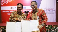 Menteri Agraria & Tata Ruang/Kepala Badan Pertanahan Nasional Sofyan A Djalil dan Direktur Utama Bank Mandiri Kartika Wirjoatmodjo bertukar naskah kerja sama seusai penandatanganan MoU di Jakarta, Senin (4/6/2018).