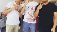 Remaja yang hobi basket ini sedang memegang cokelat batangan di tangannya. Kira-kira Daffa suka cokelat nggak ya? Foto: Instagram daffawardhana