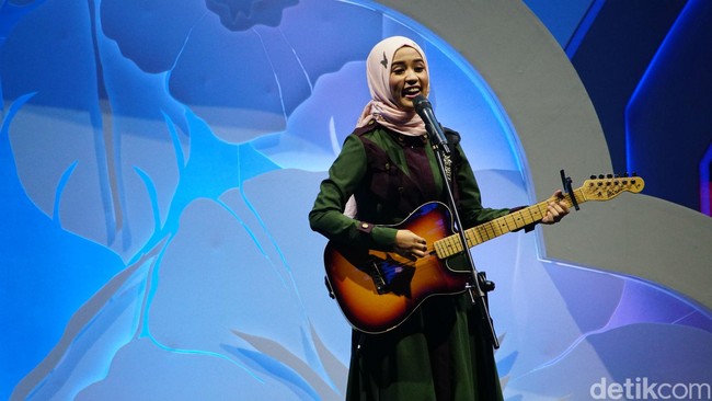 Yuliana Ibrahim asal Makassar bermain gitar sambil bernyanyi di malam Grand Final Sunsilk Hijab Hunt 2018 Minggu (3/6/2018) di Ecovention, Ancol, Jakarta Utara. Foto: Nico/Detikcom