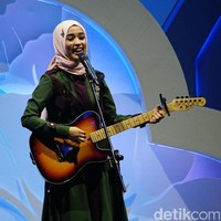 Yuliana Ibrahim asal Makassar bermain gitar sambil bernyanyi di malam Grand Final Sunsilk Hijab Hunt 2018 Minggu (3/6/2018) di Ecovention, Ancol, Jakarta Utara. Foto: Nico/Detikcom