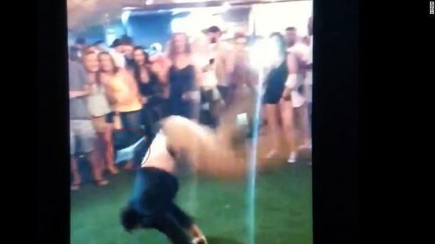 Senjata itu terlontar saat agen FBI tersebut akan mendarat setelah backflip (salto)