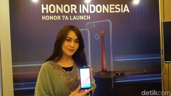 Face unlock yang memungkinkan user untuk menyalakan layar ponsel hanya dengan menghadapkannya ke wajah menjadi salah satu fitur unggulan. (Foto: detikINET/Muhamad Imron Rosyadi)