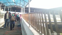 Mama di rumah dan kerja di Stasiun Depok Baru. Aku biasa pulang sampai jam 12 malam. Nunggu laku semua. Nanti ibu biasanya jemput di Stasiun Depok Baru. Ini baru laku 3 tisu, ungkap Amel.  