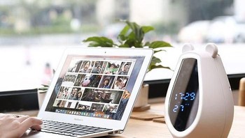 Mirror LED night light bluetooth audio. Jam berbentuk lucu ini menampilkan waktu, suhu dan dapat digunakan sebagai alarm. Ketika layar mati, permukaannya berubah menjadi cermin dan dapat digunakan untuk berkaca saat make up. Foto: Istimewa