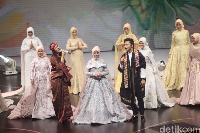 Inilah penampilan Raisa saat membuka malam final Sunsilk Hijab Hunt 2018, Minggu (3/6/2018). Raisa tampil berduet dengan Rizky Febian melantunkan lagu Asalamualaikum. Foto: Pradita Utama/Detikcom