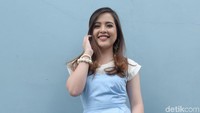 Ia terlihat cantik menawan dengan busana biru. Pool/Noel/detikFoto.