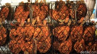 Aneka pilihan ikan bakar khas Minang pun dapat dijumpai traveler di Bazaar Takjil Ramadan. Lapak yang jadi rekomendasi adalah Sinar Surya yang ada persis di seberang Buffet Uda Uni (Randy/detikTravel)