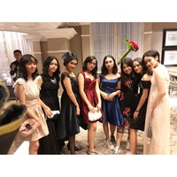 Cinta Kuya, putri presenter Uya menghadiri prom SMP. Gaun off the shoulder yang nampak terbuka di bagian atas terlihat lebih playful berkat rok lipit pendek sebagai padanan. Foto: Dok. Instagram