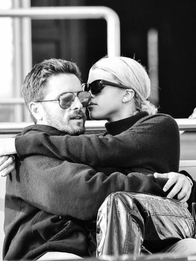 Mantan kekasih Scott, Kourtney Kardashian pun tak setuju dengan hubungan mereka. Bukan tanpa sebab, karena Scott dan Kourtney telah memiliki tiga anak dan Sofia dianggap terlalu muda untuk menjadi sosok ibu bagi anak-anak mereka.  Foto: Instagram/sofia richie