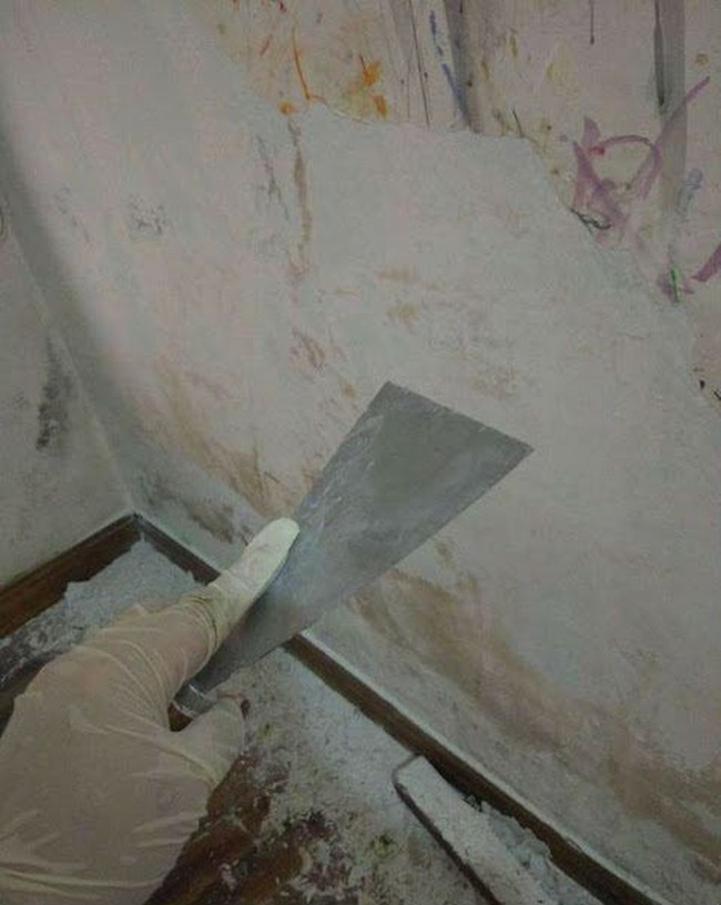 Wanita tersebut mengerok bekas cat lama dan melapisinya dengan cat putih yang baru. Dia juga mengganti tempat tidur reot dengan tempat tidur baru yang lebih kecil. Foto: showbiztrends.net