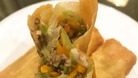 Kulit lumpia buatan @everlyskitchen ini nampak begitu garing ya? Isiannya juga padat dengan berbagai sayuran dan daging sapi. Foto: Instagram
