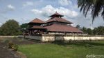 Foto: Masjid yang Dibangun di Atas Reruntuhan Candi