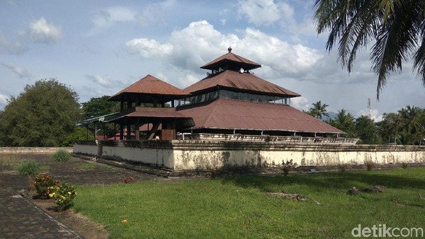 Masjid Tuha Indrapuri yang dibangun di atas areal tanah seluas 33.875 m2 ini berundak empat dan pada setiap undakannya memiliki dinding keliling sekaligus jadi pembatas halaman (Agus Setyadi/detikTravel) Masjid Tuha Indrapuri yang dibangun di atas areal tanah seluas 33.875 m2 ini berundak empat dan pada setiap undakannya memiliki dinding keliling sekaligus jadi pembatas halaman (Agus Setyadi/detikTravel)