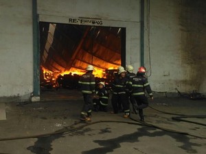 11 Mobil Pemadam Terjun ke Kebakaran Gudang Kapas Bandung