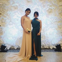 Adira Kania, putri Ikke Nurjanah cantik dengan gaun teal berpotongan asimetris yang chic. Detail high slit dan train memanjang di belakang seolah memberi ilusi kaki yang jenjang. Foto: Dok. Instagram