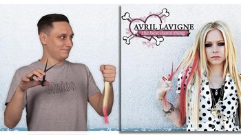 Mengunting rambut Avril. Foto: instagram.com/igor.lipchanskiy