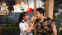 Duh lagi suap-suapan apa nih? Kok romantis banget sih. Foto: Instagram @leonkikey0127