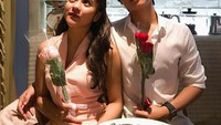 Para penggemarnya akan kecewa nih. Ternyata Leon sudah punya pacar lho. Begini saat rayakan hari anniversary bersama sang pacar sambil menyantap pancake di mejanya. Foto: Instagram @leonkikey0127