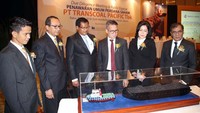 (Kiri ke kanan) Direktur Keuangan PT. Transcoal Pacific Tbk Amril, Direktur Indpenden PT. Transcoal Pacific Tbk Erizal Darwis, Direktur Operasional PT. Transcoal Pacific Tbk Denry Raymond Lelo, Direktur PT. Transcoal Pacific Tbk Richard Talumewo, Komisaris PT. Transcoal Pacific Tbk Aliyah Sianne Salim dan Komisaris Utama dan juga Komisaris Independen PT. Transcoal Pacific Tbk berfoto bersama saat berlangsungnya Penawaran Umum Perdana Saham, Jakarta, Rabu (30/5/2018).