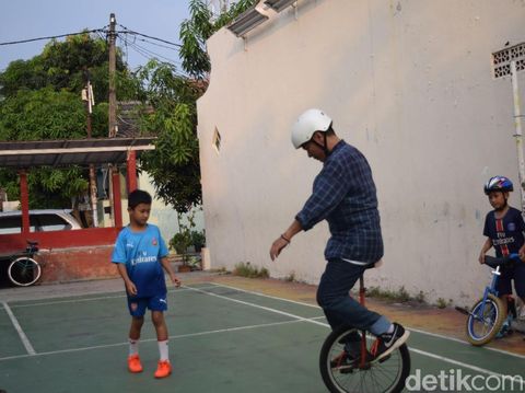 Tidak harus jadi badut sirkus untuk bisa naik sepeda roda satu atau unicycle.