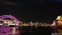 Dari sini traveler juga bisa melihat keindahan kota Sydney yang bermandikan cahaya dari seberang Harbour Bridge (Rivki/detikTravel)