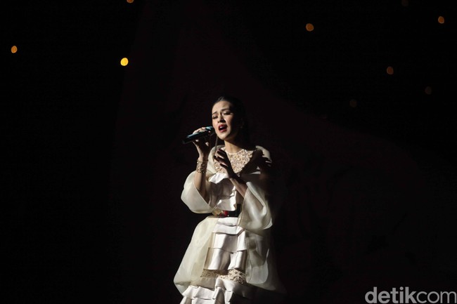 Pada penampilan keduanya, Raisa melantunkan lagu soundtrack Ayat - Ayat Cinta 2, Teduhnya Wanita. Foto: Pradita Utama/Detikcom