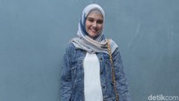 Ia tampil mengenakan jaket jeans dengan celana yang biru navy. Pool/Noel/DetikFoto.