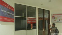 Mobil ini terparkir di area yang juga satu kompleks dengan rumah dinas. Saat ini, personel Satpol PP berjaga di sekitar kantor bupati.  