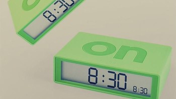 Flip on/off alarm clock. Alarm ini punya desain yang simpel namun terlihat mencolok dengan warnanya yang terang. Salah satu sisi untuk menyalakan alarm sementara sisi lain untuk mematikan. Kalian harus memutarnya ke arah untuk mematikan ketika alarm membangunkan dari tidur. Foto: Istimewa