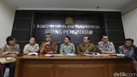 Komnas HAM menyatakan penghargaan atas perintah penyelesaian tersebut dan meminta jaksa agung segera membentuk tim penyidik untuk menindaklanjuti sejumlah kasus pelanggaran HAM berat.