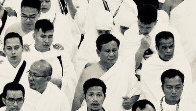 Potret Hitam Putih Saat Prabowo Umrah
