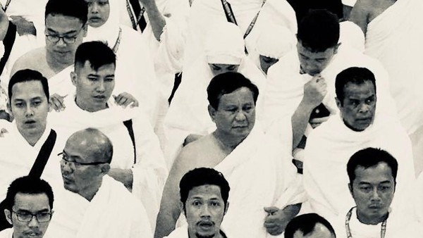 Potret Hitam Putih Saat Prabowo Umrah