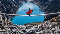 So sweet! Kemanapun Sebastian pergi, ia selalu membawa balon kesayangannya itu. Lihat aja saat ia menyeberangi jembatan di Olpererhütte, Austria ini. Foto: Instagram prussiansglory