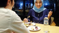 Cantiknya Dinda Kirana saat mengenakan hijab. Ini sepertinya Dinda sedang menikmati menu buka puasa dengan cake dan juga makanan utama.  Foto: Instagram @dindakirana.s
