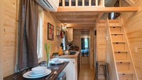 Karena kecil hanya 16 m2, bukan berarti fasilitasnya minim lho. Tetap rapi dan mumpuni (Tiny House Village)