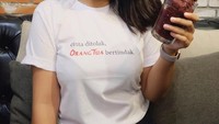 Pemilik nama asli Dinda Kirana Sukmawati ini terlihat sedang memegang segelas minuman dingin yang menyegarkan. Foto: Instagram @dindakirana.s