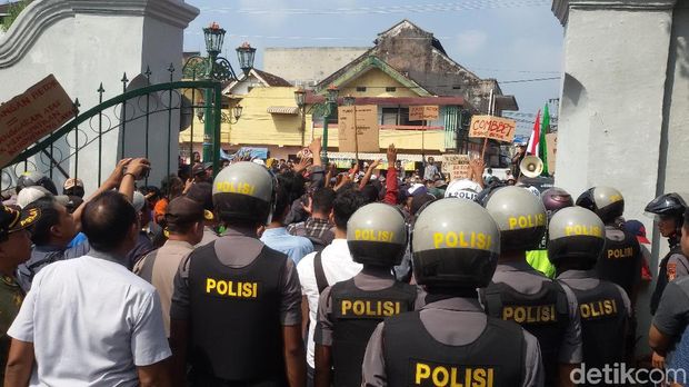 Aksi massa penarik bentor di Yogyakarta. 