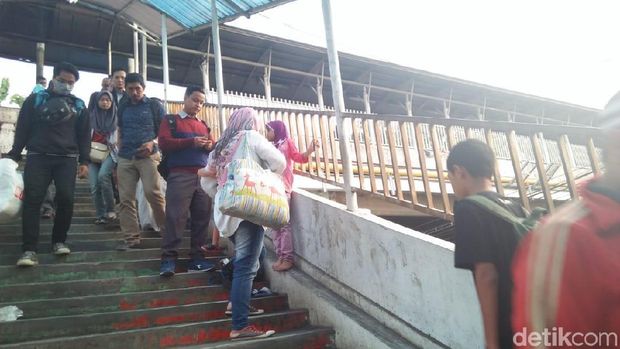 Amel, Bocah Penjual Tisu di Stasiun Cawang yang Viral