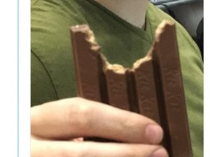 Cara Makan Kit Kat-nya Aneh, Netizen Minta Wanita Ini Putuskan Pacarnya