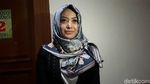 Pilih Mana? Cinta Ratu dengan Hijab atau Tidak?