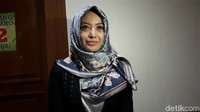 Cinta Ratu tampil berhijab kala ditemui di persidangannya dengan Roby Geisha di Pengadilan Agama Jakarta Selatan pada Senin (4/6).