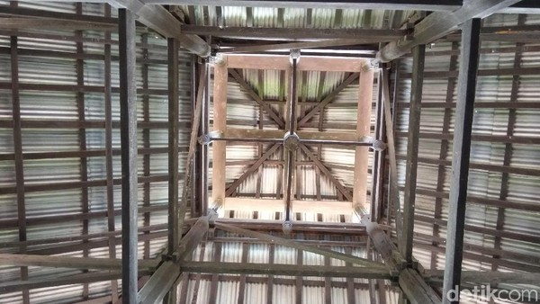 Atap Masjid Tuha Indrapuri bentuknya segitiga menyerupai piramida dengan empat atap dari bawah hingga paling pucuk. Atap berbentuk piramida itu merupakan ciri khas masjid-masjid tradisional di Tanah Rencong (Agus Setyadi/detikTravel) Atap Masjid Tuha Indrapuri bentuknya segitiga menyerupai piramida dengan empat atap dari bawah hingga paling pucuk. Atap berbentuk piramida itu merupakan ciri khas masjid-masjid tradisional di Tanah Rencong (Agus Setyadi/detikTravel)